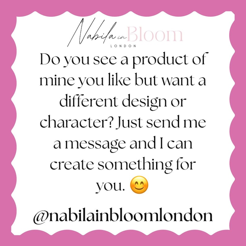 Puede incluir: Fondo blanco con borde festoneado rosa. El texto en negro y rosa dice "Nabila in Bloom London" y pregunta si quieres un dise&ntilde;o diferente. Se incluye el identificador de Instagram @nabilainbloomlondon.