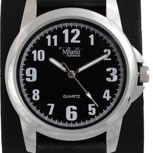 K&ouml;nnte beinhalten: Eine schwarze Lederarmbanduhr mit silbernem Zifferblatt und wei&szlig;en Zahlen. Das Zifferblatt der Uhr zeigt "Milano Expressions" und "Quartz".