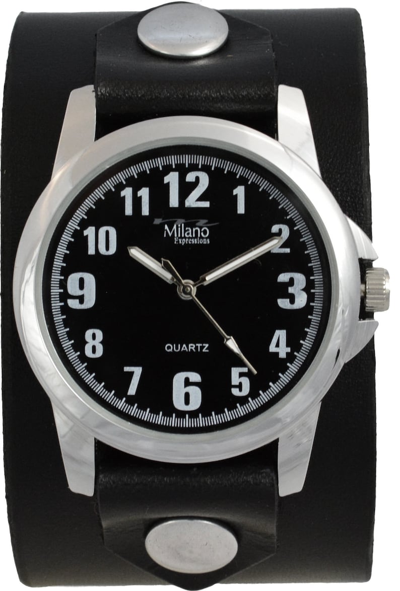 K&ouml;nnte beinhalten: Eine schwarze Lederarmbanduhr mit silbernem Zifferblatt und wei&szlig;en Zahlen. Das Zifferblatt der Uhr zeigt "Milano Expressions" und "Quartz".