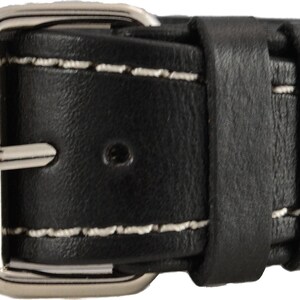 Puede incluir: Primer plano de una pulsera de cuero negro con costuras blancas y una hebilla plateada. La pulsera est&aacute; hecha de cuero grueso y duradero.
