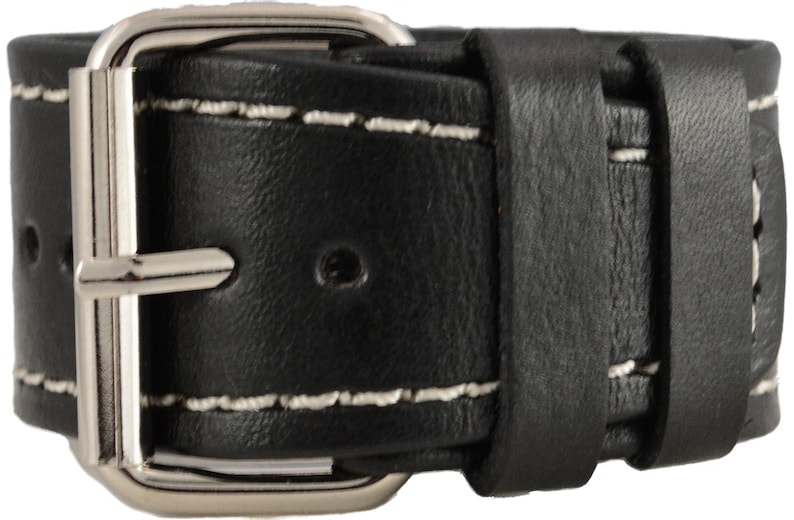 Puede incluir: Primer plano de una pulsera de cuero negro con costuras blancas y una hebilla plateada. La pulsera est&aacute; hecha de cuero grueso y duradero.
