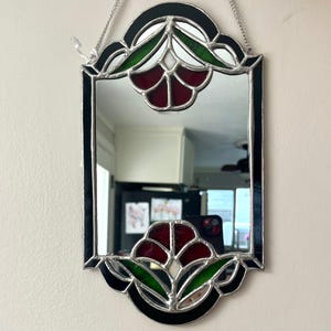 Glasmalerei-Blumenspiegel: Rote Blumen im Vintage-Stil, handgemacht (16,5 x 30 cm).