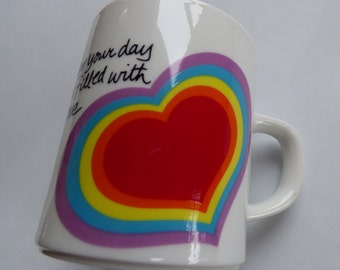 Mug vintage des années 80 en forme de coeur arc-en-ciel ~ Pâques Avon marquée 1983 ~ « Que votre journée soit remplie d'amour »
