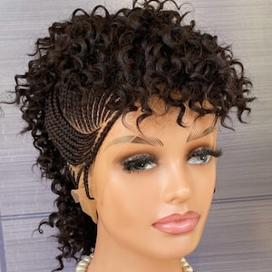 Könnte beinhalten: Dunkelbraune Perücke mit lockiger Textur und geflochtenen Seitendetails. Die Perücke ist auf einem Schaufensterkopf mit einer Perlenkette gestylt. Die Perücke hat eine Spitze vorne für einen natürlichen Look.