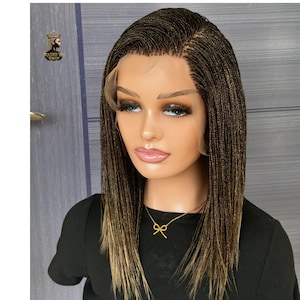 Pelucas trenzadas Micro Twist para mujeres negras con frontal de encaje 13x6, personalizables en colores y longitud de encaje y extensiones. Pelucas de encaje con trenzas sin nudos.