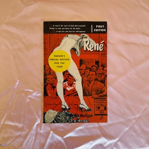 Puede incluir: Portada de libro de bolsillo vintage de "René" de Kip Madigan. La portada presenta una ilustración estilizada de una mujer con tacones, con una multitud de hombres en el fondo. El libro es una "Fabian's Special Edition".