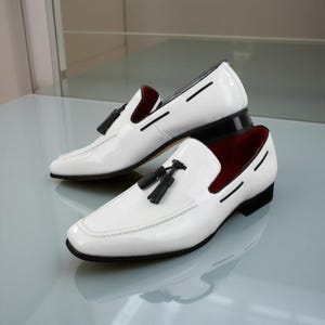 Handgemaakte glanzende witte leren slip-on loafers met kwastjes