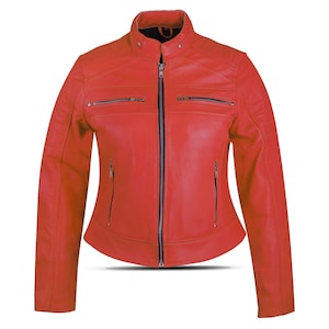 Könnte beinhalten: Eine leuchtend rote Lederjacke mit Stehkragen und durchgehendem Reißverschluss. Die Jacke hat mehrere Reißverschlusstaschen und gesteppte Schulterdetails. Die Ärmel sind lang und die Jacke hat eine taillierte Silhouette.