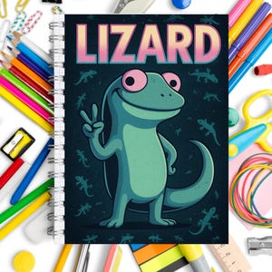 Könnte beinhalten: Spiralgebundenes Notizbuch mit einer Cartoon-Echsen-Illustration. Die Eidechse ist türkis mit rosa Augen und zeigt das Peace-Zeichen. Das Wort "LIZARD" steht in rosa und blauen Buchstaben. Der Hintergrund ist dunkelblau mit Eidechsen-Silhouetten.