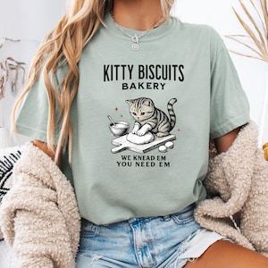 Funny Kitty Biscuits Bakery Shirt, We Knead Em You Knead Em Shirt, T-shirt katteneigenaar, shirt schattige kat bakken, humoristische bakkerijkat