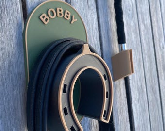 Soporte personalizado para cabezadas y bridas | Regalo para jinetes y amantes de los caballos. Accesorios para establos.