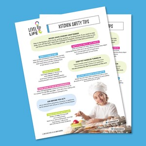 Puede incluir: Dos páginas de consejos de seguridad en la cocina con títulos coloridos y viñetas. El texto incluye consejos para prevenir incendios y quemaduras, y una foto de una persona joven con un gorro de chef. El logotipo "Level Up Life" está en la esquina superior izquierda.