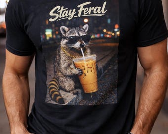 Shirt met wilde wasbeer blijven, shirt dier drinken ijskoffie, grappig ijskoffie grafisch T-shirt, shirt wilde dieren meme, cadeau voor koffieliefhebbers