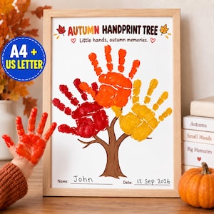 以下が含まれることがあります： Autumn Handprint Treeと題され、Little hands, autumn memoriesというテキストが記された額入りプリント。茶色の木の幹と、葉に見立てた赤、オレンジ、黄色の3つの手形が描かれています。下部にはJohnという名前と12 Sep 2026という日付が印刷されています。