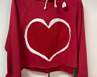 Upgecycelter Hoodie „Reborn Pulse“: nachhaltiger Hoodie, einzigartiges Design, erneuerter urbaner Stil und modernes Umweltbewusstsein.