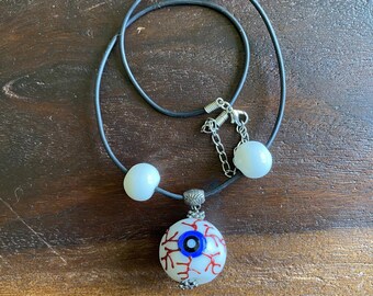 Collar vintage de ojo de cristal azul con forma de globo ocular, terrorífico y espeluznante.