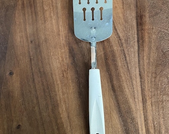 Espátula Ekco Vintage de 25 cm (10") con ranura y forma de ojo de cerradura, chapada en cromo, con mango blanco, fabricada en EE. UU.