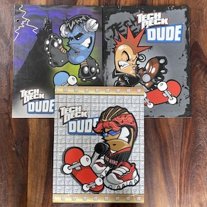 Puede incluir: Tres cuadernos rectangulares Tech Deck Dude con personajes de dibujos animados en monopatines. Uno muestra un monstruo azul, otro un personaje con cresta roja y el tercero un personaje con pañuelo rojo, todos con el logo Tech Deck Dude.