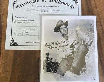 Foto autografata in bianco e nero di Clint Walker (Cheyenne), formato 8"x 10", con certificato di autenticità.