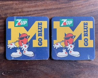 2 Vintage 80er Jahre 7 Up U of M Go Blue Drink Untersetzer 4 Pk NEU