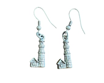 Pendientes colgantes vintage con forma de faro, de metal peltre y tono plateado, estilo náutico.