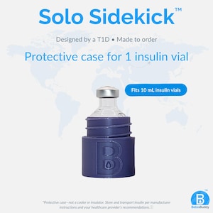 Peut inclure: Un étui de protection violet foncé pour flacon d'insuline de 10 ml, marqué Solo Sidekick. L'étui présente une grande lettre B avec une icône de goutte en relief. Le texte indique Designed by a T1D, Made to order et Fits 10 ml insulin vials.