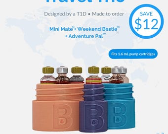 Op de afbeelding: Een Travel Trio set van drie plastic beschermhoesjes in perzik, paars en blauw, elk met een in reliëf aangebrachte letter B. De hoesjes bevatten kleine glazen flesjes met metalen doppen. De tekst bevat Travel Trio, Mini Mate, Weekend Bestie, Adventure Pal en Fits 1.6 mL pump cartridges.