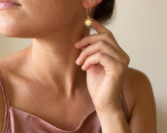 SUN RAYS - Sonnen Creolen – Edelstahl vergoldet, 3 cm | Boho Schmuck – Handgemacht in Österreich | REMIND Schmuck