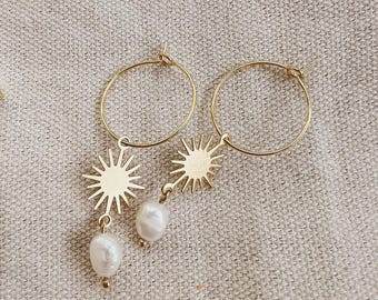 SOLAR PEARL - Süßwasserperlen Creolen Gold – Sonne Anhänger Ohrringe – Achtsamkeit Schmuck – REMIND Collective Österreich