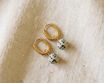 Dalmatiner Jaspis Ohrringe Gold – Edelstein Creolen Handgemacht – Achtsamkeit Schmuck Geschenk – REMIND Collective Österreich