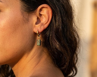 GROUNDING CALM - Afrikanischer Türkis Ohrringe Gold – Edelstein Creolen Handgemacht – Achtsamkeit Schmuck Geschenk – REMIND Collective