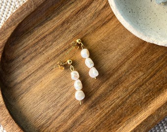 Perlenohrringe vergoldet – Süßwasserperlen & Edelstahl | Zeitloser Schmuck mit Bedeutung | Handmade Earrings | Geschenk für Frauen