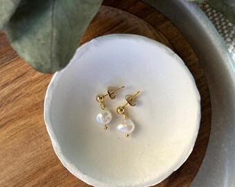 PEARL ANCHOR - Perlen Ohrstecker vergoldet – Süßwasserperle & Edelstahl | Minimalistischer Schmuck mit Bedeutung | Handgemacht in Österreich