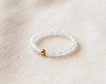 Weißer Mondstein Ring – elastisch & handgemacht | Intention: Klarheit | Achtsamer Schmuck mit Bedeutung | Goldperle | REMIND