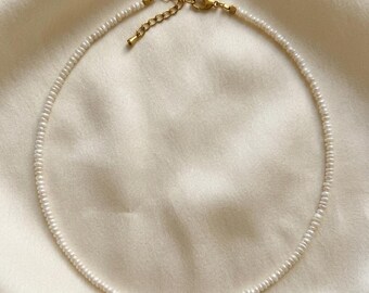 SIMPLE CALM – Süßwasserperlen Kette Heishi – Naturperlen Halskette rund fein – Achtsamkeit Schmuck – REMIND Collective Österreich
