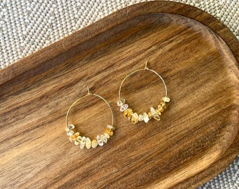 GOLDEN SHATTER - Citrin Creolen – vergoldet, 3 cm | Goldgelber Edelstein – Handgemacht in Österreich | REMIND Schmuck – Achtsamkeit tragen