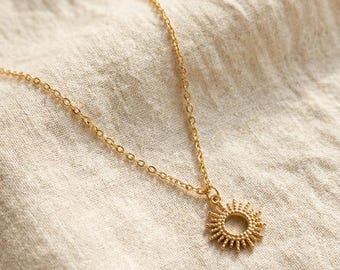SOLAR GLOW - Sonnen Kette vergoldet – Symbolschmuck mit Bedeutung | Handgemachter Schmuck aus Edelstahl | Reminder für Licht & Klarheit