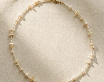 BEAUTIFULLY UNEVEN – Perlmutt Kette Mix – Süßwasserperlen Halskette – Achtsamkeit Schmuck – REMIND Collective Österreich