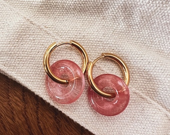 DONUT EARTH - Vergoldete Kreolen mit Erdbeerquarz-Donuts | Symbolschmuck für Selbstliebe | Heilstein Ohrringe | Geschenk für Frauen | REMIND