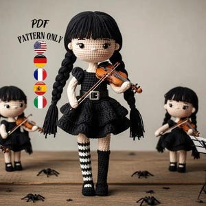 Puede incluir: Conjunto de muñecas de ganchillo, cada una con cabello negro y vestidos, tocando el violín. La muñeca central tiene largas trenzas y sostiene un violín. Las muñecas están sobre una superficie de madera. El texto "PDF PATTERN ONLY" es visible.