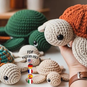 Pode incluir: Uma coleção de tartarugas de crochê feitas à mão em vários tamanhos e cores. As tartarugas apresentam um design texturizado com uma mistura de cores, incluindo verde, laranja e creme. A imagem também inclui o texto "PDF PATTERN ONLY".