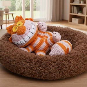 Puede incluir: Una taza de cerámica blanca con un asa negra y el texto "But First, Coffee" en negrita negra. La taza se muestra sobre una superficie blanca. La taza mide aproximadamente 10 cm de alto.