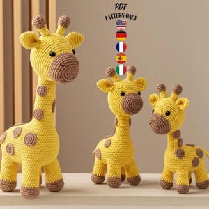 Puede incluir: Tres jirafas de ganchillo de diferentes tamaños. Las jirafas son amarillas con manchas y detalles marrones. La imagen incluye el texto "PDF PATTERN ONLY" con banderas.