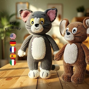 Könnte beinhalten: Zwei gehäkelte Plüschtiere der Zeichentrickfiguren Tom und Jerry. Tom ist grau mit rosa Ohren und einem weißen Bauch. Jerry ist braun mit großen Ohren und einem weißen Bauch. Der Text "PDF PATTERN ONLY" ist sichtbar.