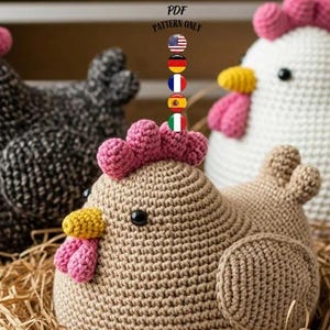 Può includere: Figurine di galline all'uncinetto fatte a mano in bianco e nero, beige e bianco. Ogni gallina ha una cresta e bargigli rosa, un becco giallo e un occhio nero. Le galline sono sedute in un nido di paglia. L'immagine include il testo "PDF PATTERN ONLY".