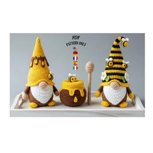 Può includere: Una tazza di ceramica bianca con manico nero e la scritta "But First, Coffee" in nero, in grassetto. La tazza è su una superficie bianca.