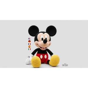 Puede incluir: Una muñeca amigurumi de ganchillo de un personaje de ratón con grandes orejas negras, cara color melocotón, nariz negra y una amplia sonrisa. La muñeca lleva pantalones cortos rojos con dos botones ovalados blancos, zapatos amarillos y guantes blancos. El texto dice PDF PATTERN.