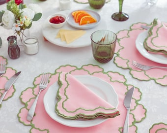 Juego de mantel individual y servilletas de lino rosa festoneado: regalo bordado personalizado para inauguración de la casa, boda o cena.
