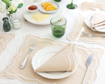 Set di tovagliette e tovaglioli in lino ricamati personalizzati: decorazione da tavola beige