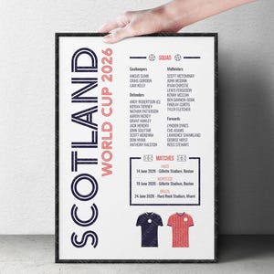 Puede incluir: Un p&oacute;ster vertical titulado SCOTLAND WORLD CUP 2026 en texto azul oscuro y rojo. Enumera a los miembros del equipo por posici&oacute;n, incluyendo porteros, defensas, centrocampistas y delanteros, junto con un calendario de partidos y dos iconos de camisetas.
